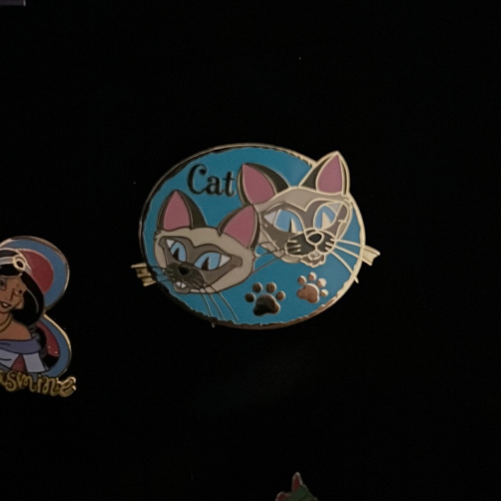 Lady and the tramp Siamese cats Disney pin trading collectible